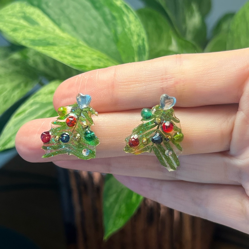 Handmade Resin Christmas Tree Earrings – Real Leaves, Festive & Unique